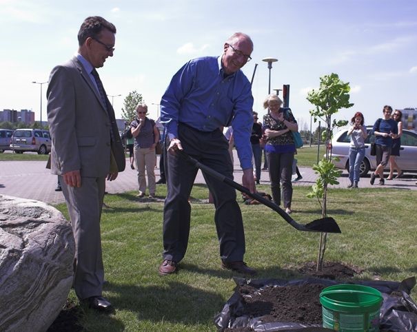 Planting the oak tree in front of the Faculty of Biology on May 16th 2013. Prof. Thomas Cech from University of Colorado in Boulder (USA)